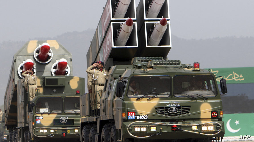 باكستان تقف وراء فرض العقوبات الأمريكية على الصين||Pakistan's army soldiers salute from atop military vehicles carrying missiles Nasr (R) and Babur (L) during the Pakistan Day parade in Islamabad on March 23, 2022. (Photo by Ghulam Rasool / AFP)