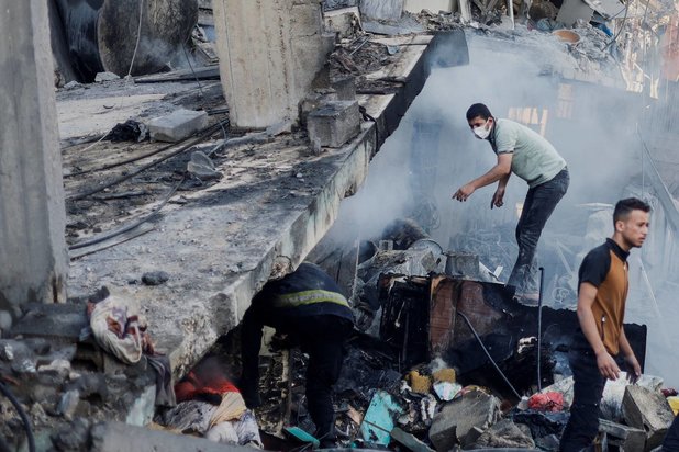 ||Palestinians search for casualties under the rubble in the aftermath of Israeli strikes, amid the ongoing conflict between Israel and the Palestinian Islamist group Hamas, in Khan Younis in the southern Gaza Strip, October 14, 2023. REUTERS/Mohammed Salem