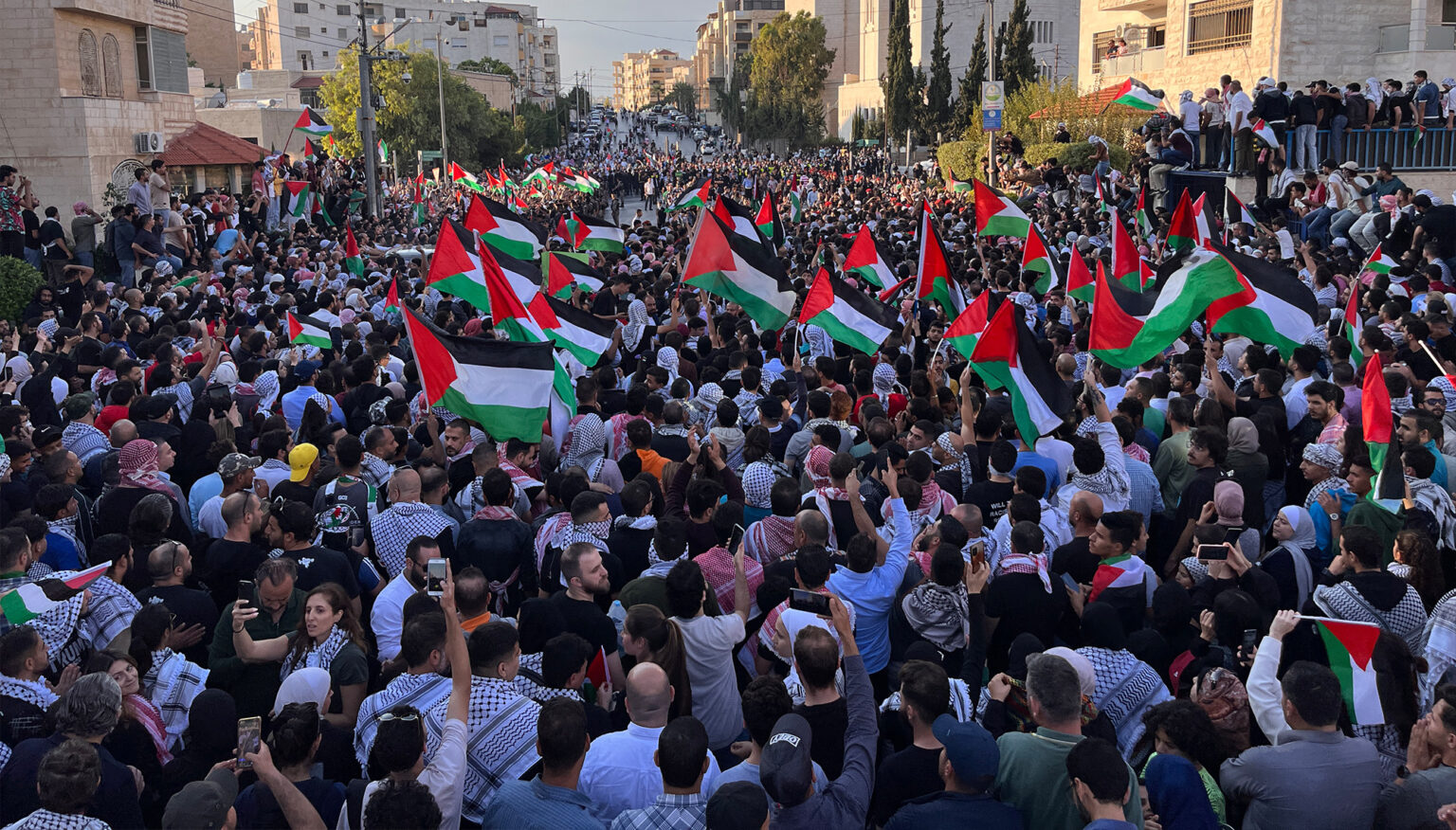 ||||||شارك مئات الأردنيين، الأحد، في وقفة احتجاجية داعمة للمقدسيين وصمودهم ضد الاحتلال الإسرائيلي، قرب سفارة تل أبيب بالعاصمة عمان، وسط تواجد أمني كثيف. ( Laith Al-jnaidi - وكالة الأناضول )||