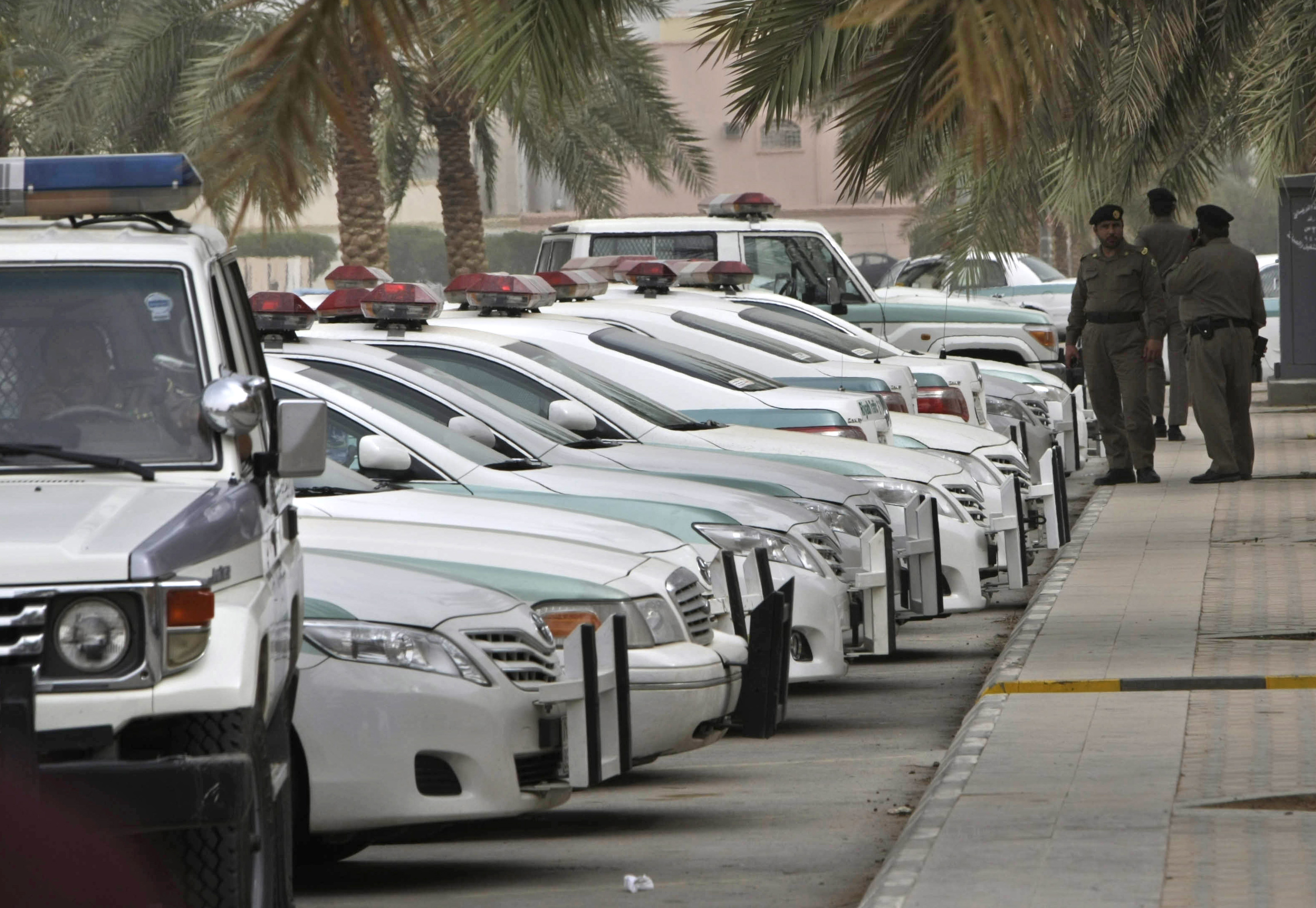 Policemen stand outside al Rajhi Mosque in Riyadh March 11, 2011. Police flooded the streets of the Saudi capital on Friday looking to deter a planned day of demonstrations and small protests were reported in the east of the oil-rich country that has been rattled by pan-Arab unrest.         REUTERS/Mohammed Mashhor   (SAUDI ARABIA - Tags: POLITICS CIVIL UNREST RELIGION)||||||