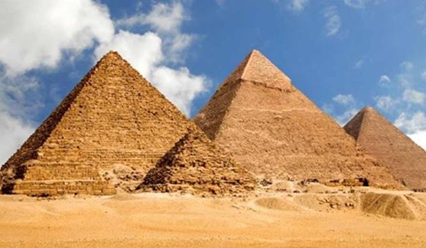 ||In this picture taken on February 6, 2023, camel guides wait with their animals near the Pyramid of Menkaure (Menkheres) at the Giza Pyramids necropolis on the outskirts of the Egyptian capital. (Photo by Amir MAKAR / AFP)