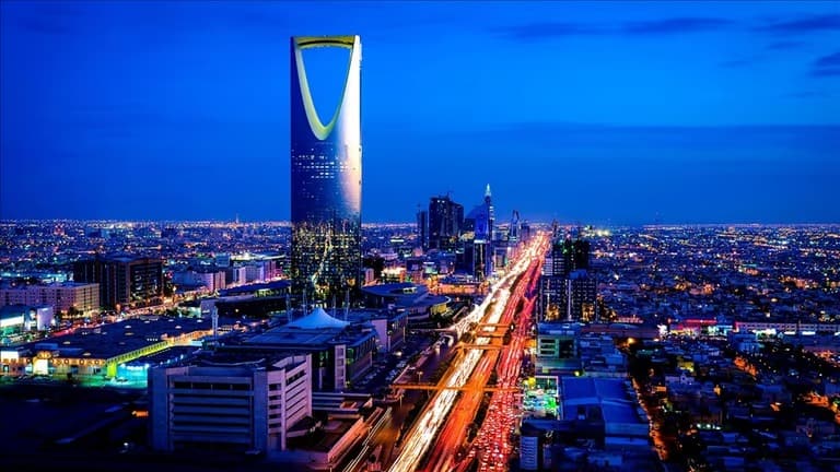 ||||The Kingdom Tower stands in the night above the Saudi capital Riyadh November 16, 2007.  REUTERS/Ali Jarekji  (SAUDI ARABIA)||||||