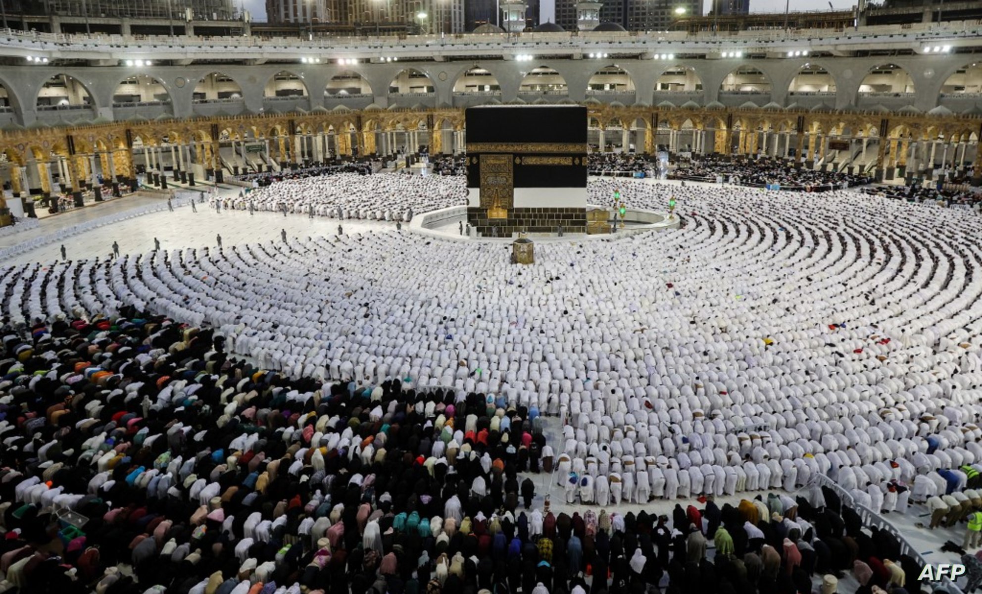 Muslim worshippers and pilgrims (white) pray around the Kaaba, Islam's holiest shrine, at the Grand Mosque in Saudi Arabia's holy city of Mecca on July 6, 2022 during the annual Hajj pilgrimage. - One million fully vaccinated Muslims, including 850,000 from abroad, are allowed at this year's hajj in the city of Mecca, a big rise after two years of drastically curtailed numbers due to policies to stop the spread of infection. (Photo by AFP)||