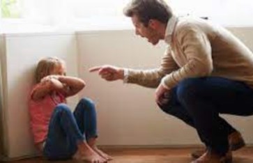  كيف تحمي أبناءك من تأثيرات سلبية؟ 9تصرفات تؤثر علي شخصية طفلك 