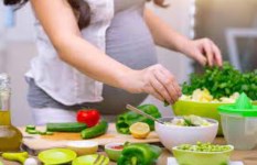 تغذية صحية وبسيطة للحوامل: تعزيز صحة الأم والجنين من خلال رجيم متوازن