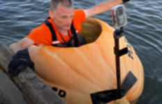 رجل يبحر في يقطينة 