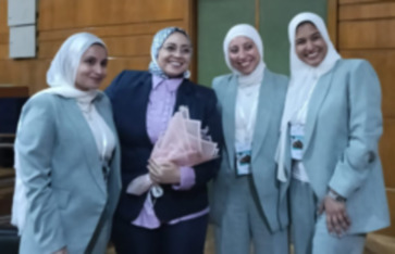 الأستاذة الدكتورة المحترمة لبنى فريد، عميدة كلية التجارة – جامعة القاهرة، بالشراكة مع ولاية جورجيا، بمنح شهادة تكريم للطالبات