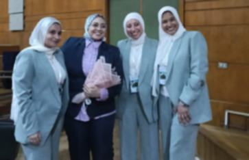  الدكتورة المحترمة لبنى فريد عميدة  الجامعه مع الطالبات 