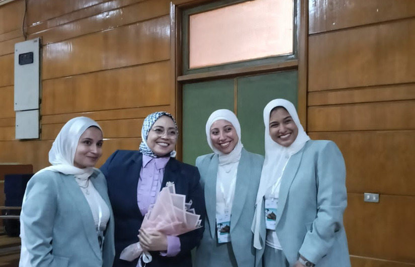الدكتورة لبنى فريد عميدة كلية جامعة القاهرة منح شهادة تكريم للطالبات الدكتورة لبنى فريد عميدة كلية جامعة القاهرة منح شهادة تكريم للطالبات