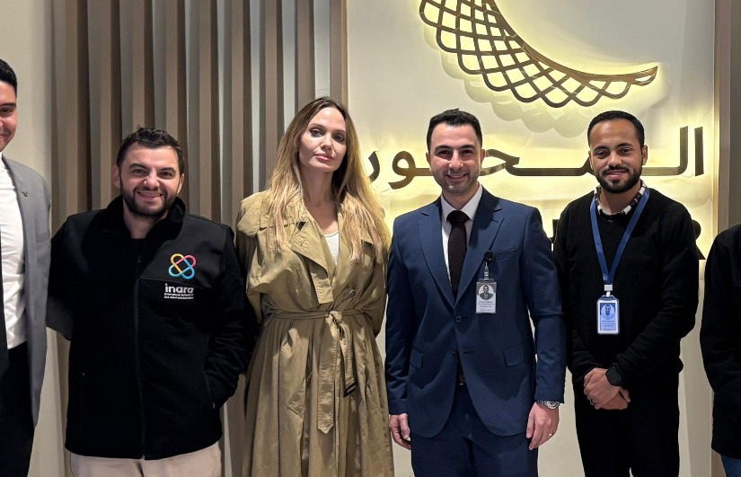 الفنانة العالمية أنجيلينا جولي على زيارة مستشفى المحور بمدينة السادس
